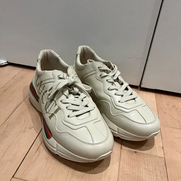 Gucci Off-White Sneakers with Logo Accent - Picture 3 of 8
